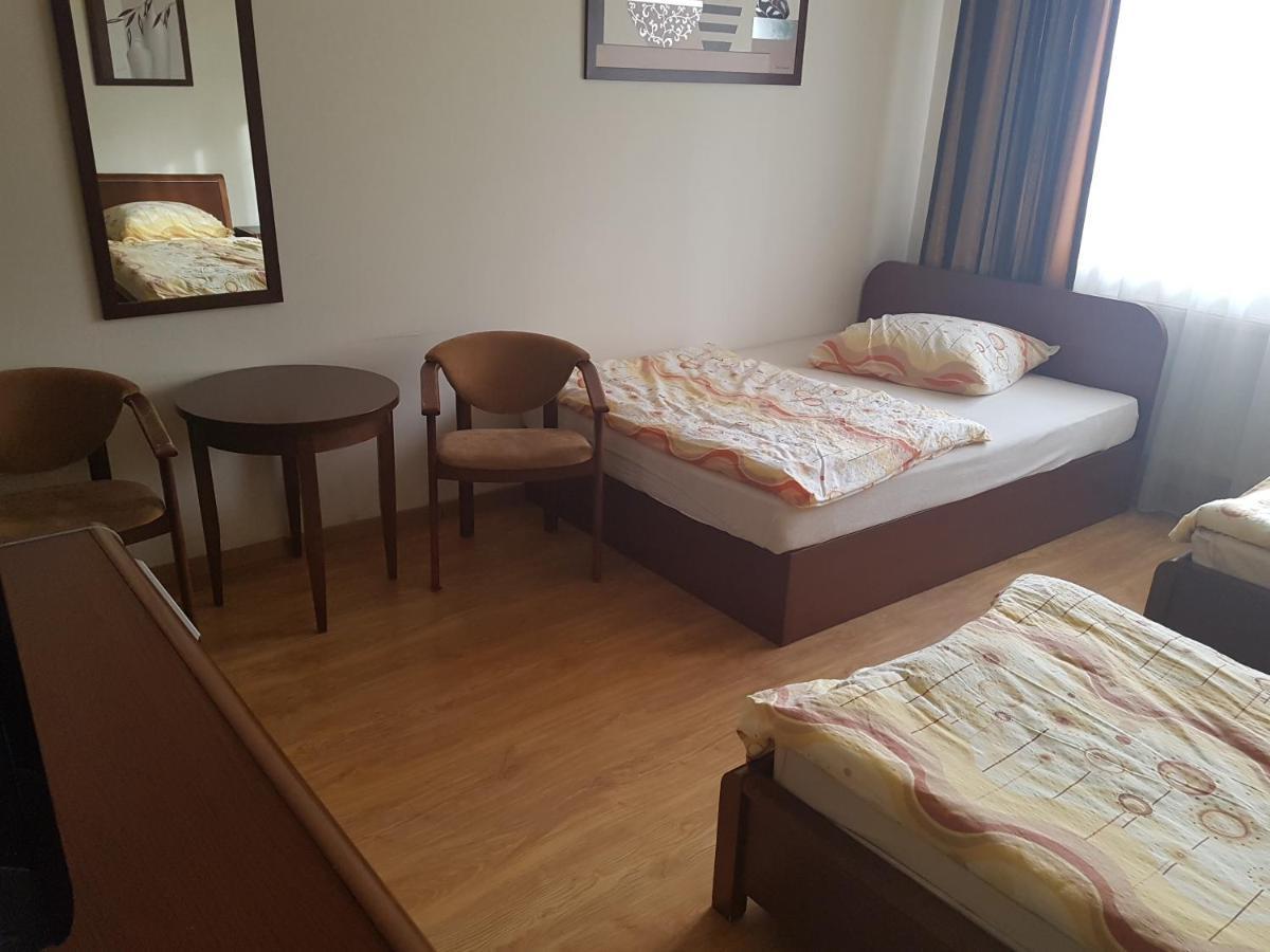 Villarenoma Nadarzyn Exteriör bild